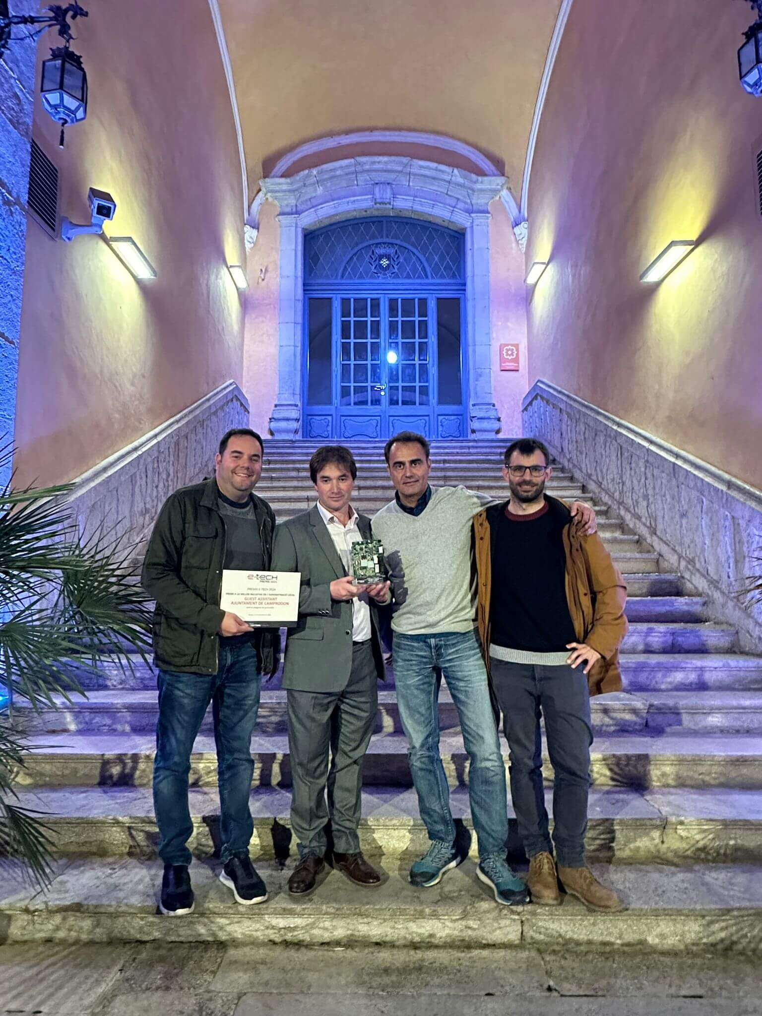 Miembros del Ayuntamiento de Camprodon poniendo con parte del equipo de Guest Assistant con el Premio E-TECH 2024 a la Mejor Iniciativa en la Administración Local